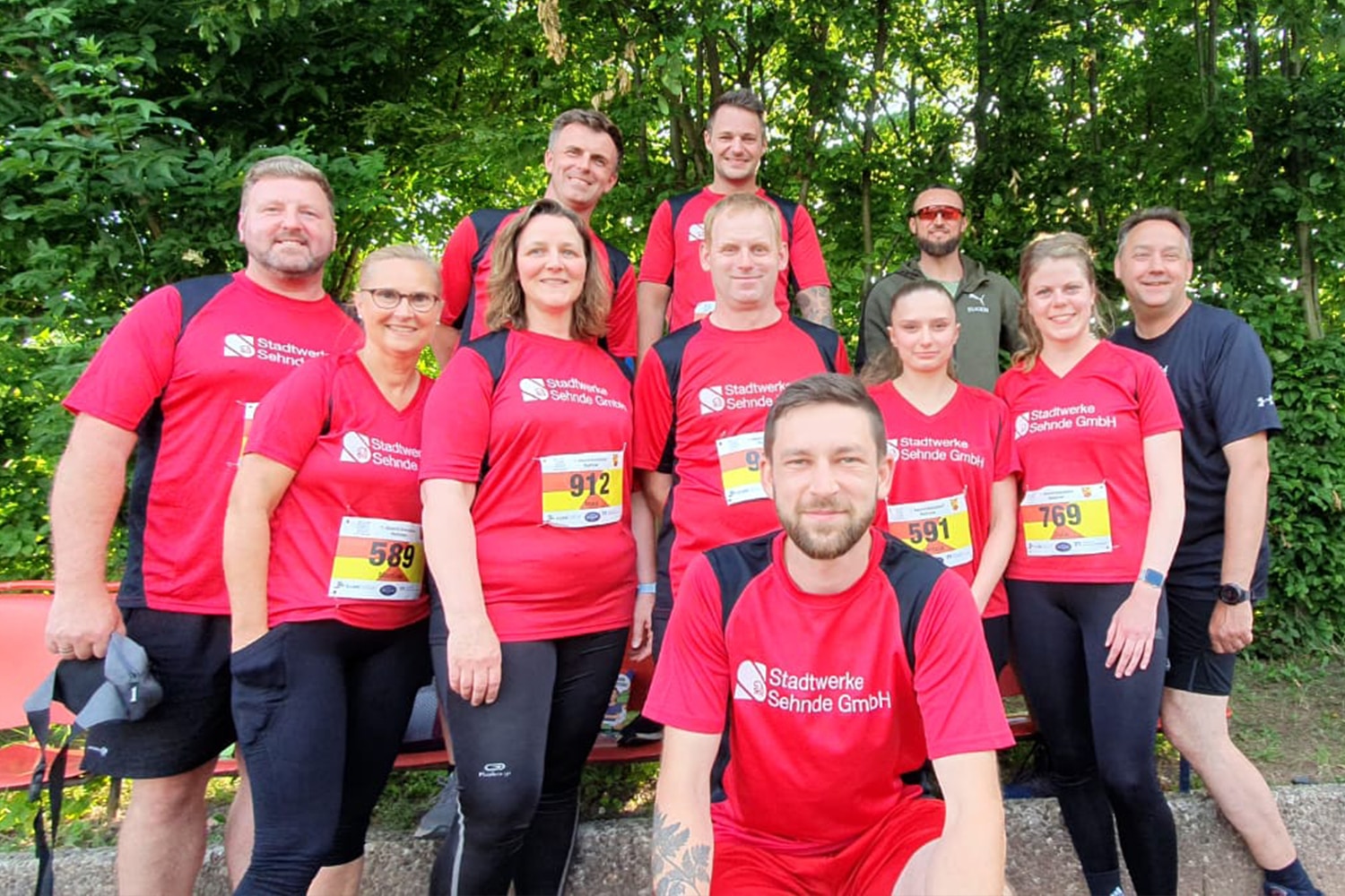 Teamfoto der Mitarbeitenden die am ersten Abendkanallauf in Rethmar teilgenommen haben
