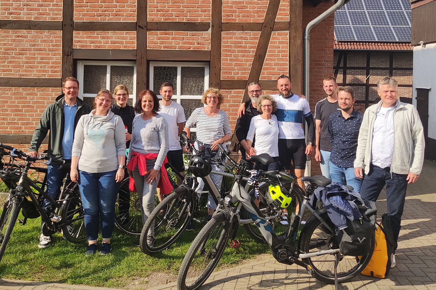 Gruppenbild von Mitarbeitenden anlässlich einer Radtour mit anschließendem Spargelessen